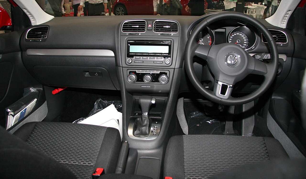 Dashboard, steering wheel and centre console of a compact estate car