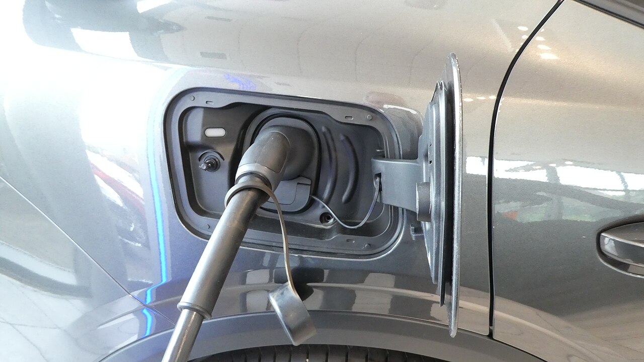 Type 2 Luedungsconnector an d'Laadbuchse vun engem Auto gesteckt