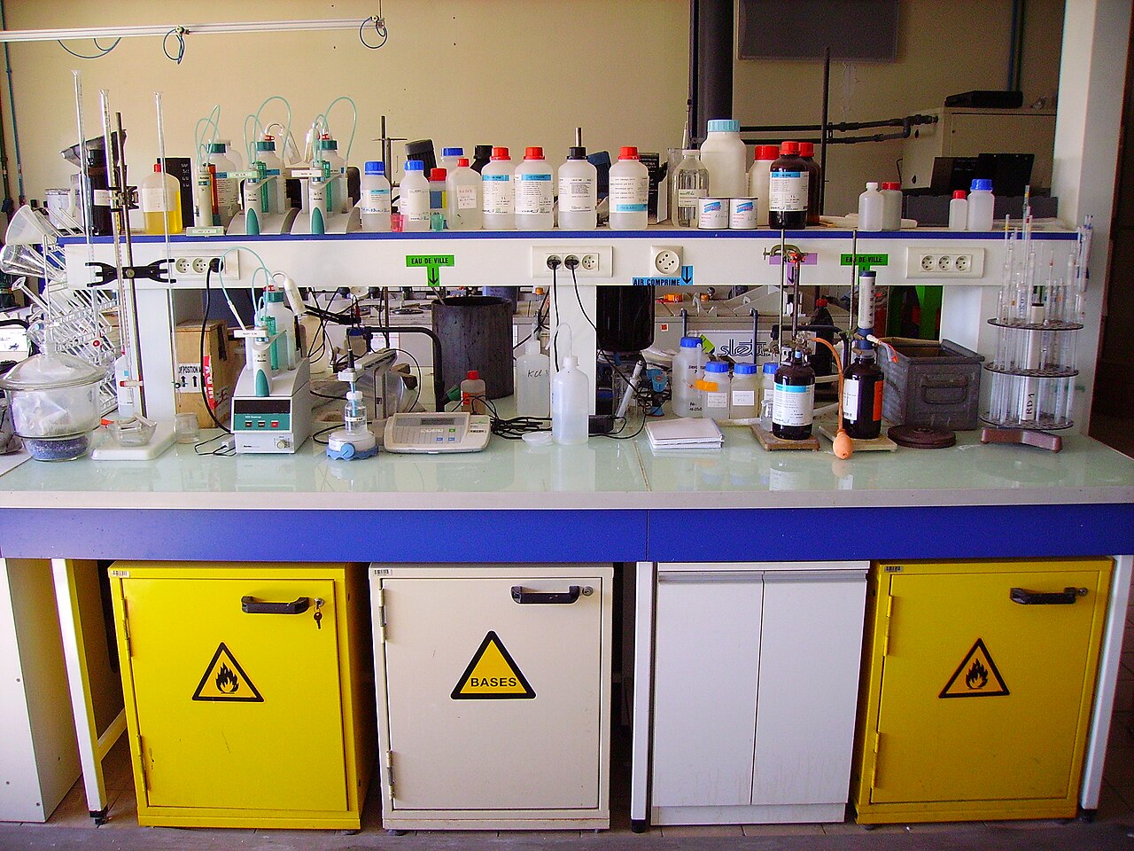 Analytical chemistry bench fitted with glassware for titration and pH measurement